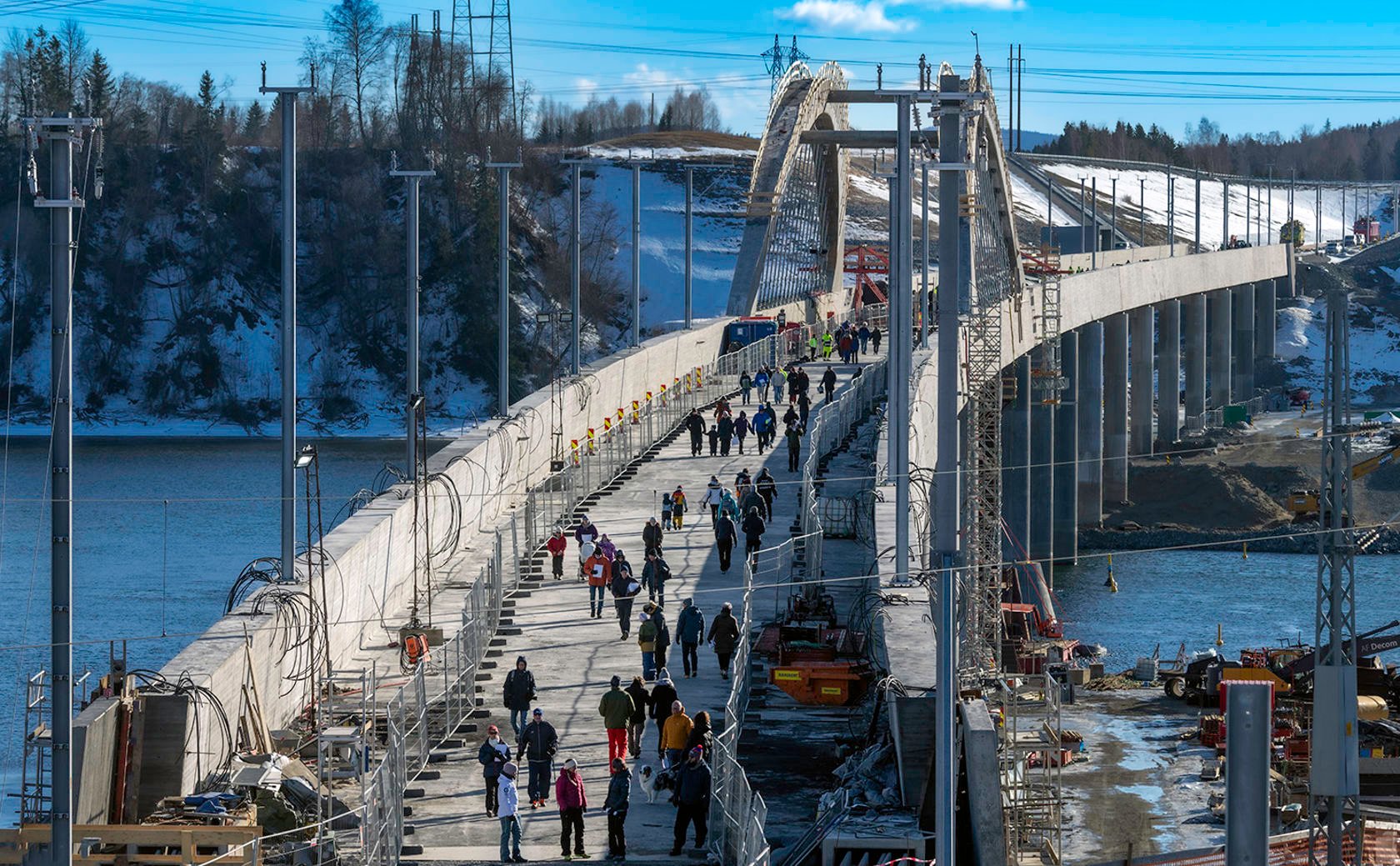 Oversiktsbilde med mange personer som går ute på brua.