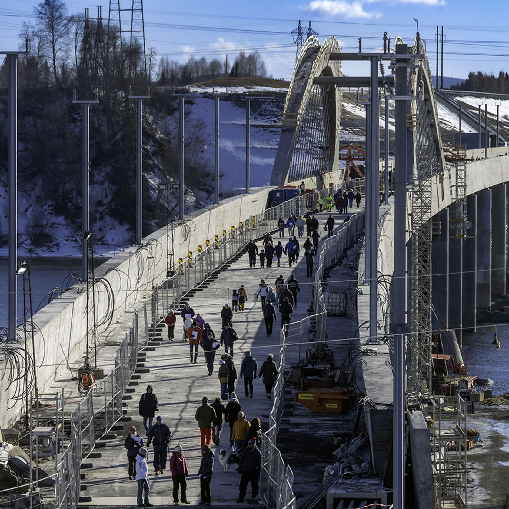 Oversiktsbilde med mange personer som går ute på brua.