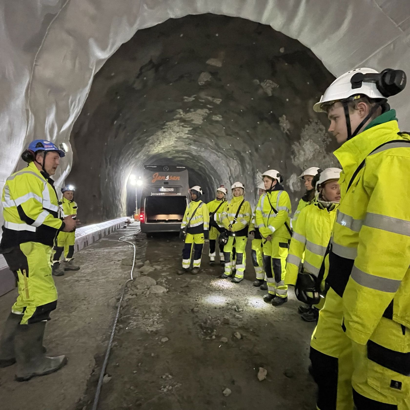 Menn og kvinner i verneutstyr avbildet i tunnel 