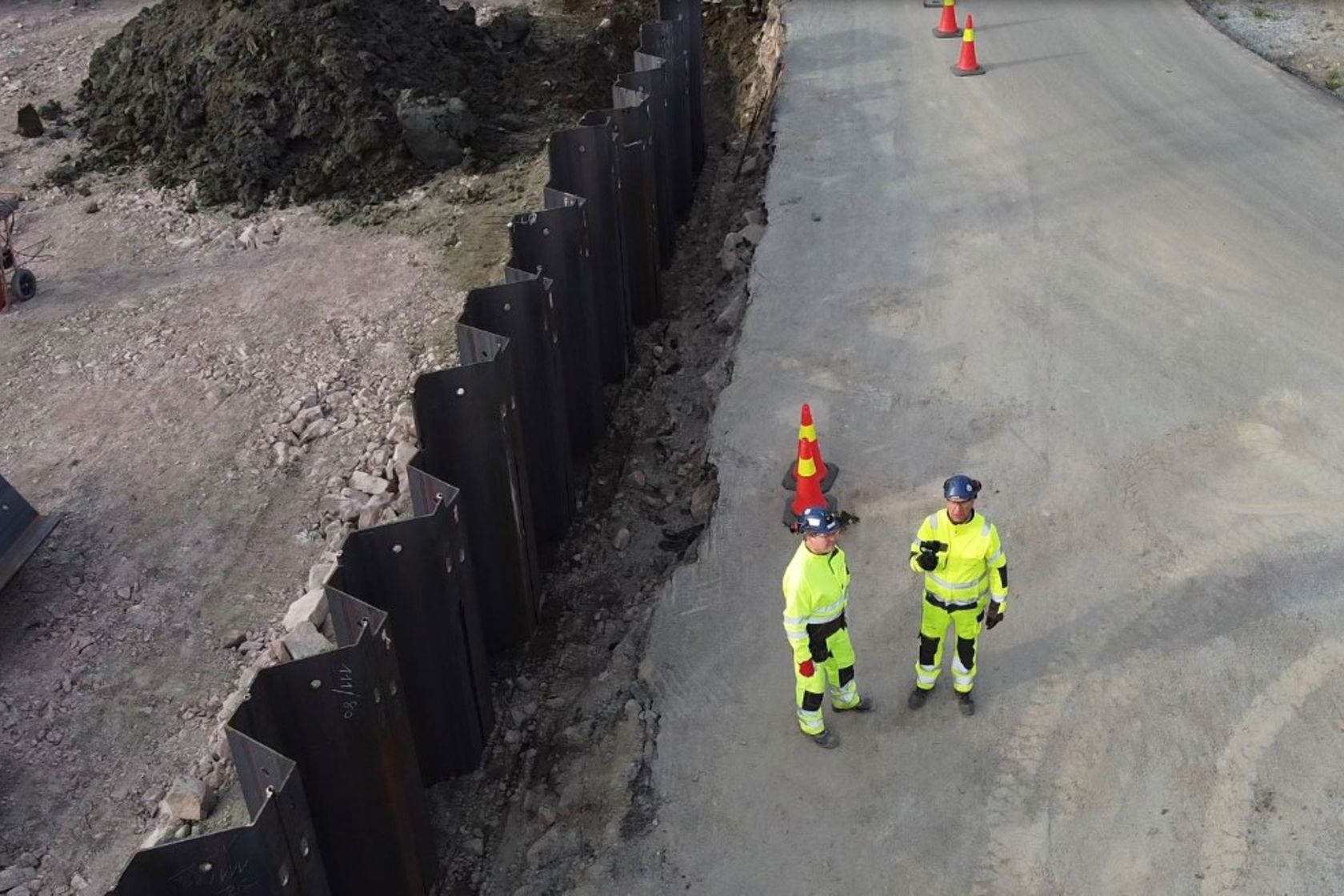 Bilde av to menn i vernetøy