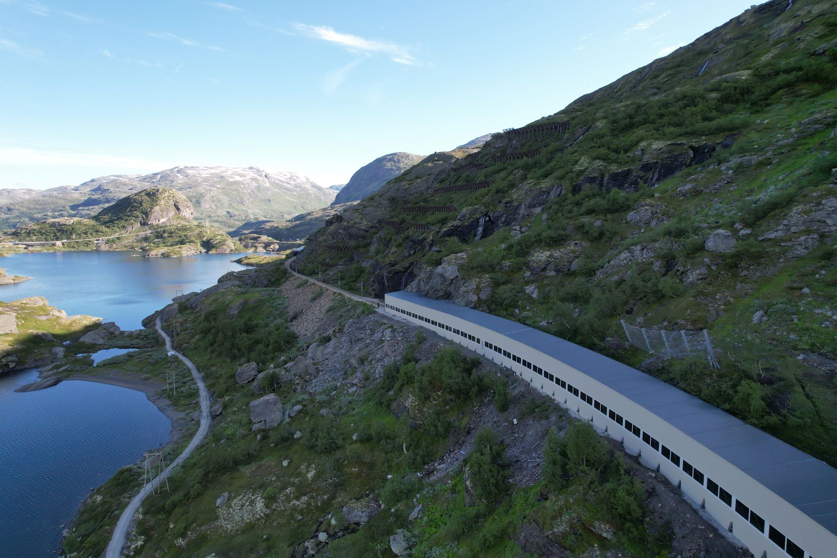 Bilde av snøoverbygg på Bergensbanen.