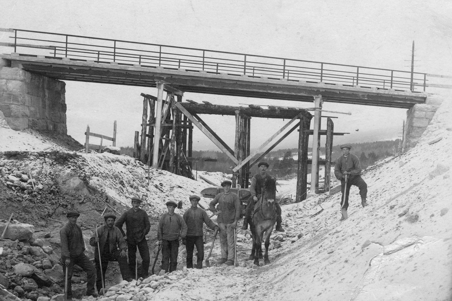 Rallare står foran Kylling bru. Bildet er fra 1924.