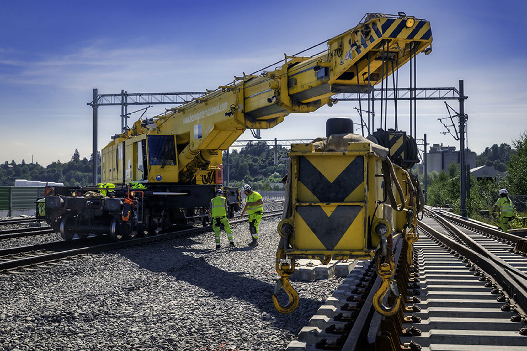 Den store, skinnegående Kirow-krana i arbeid på Eidsvoll stasjon i august 2022.